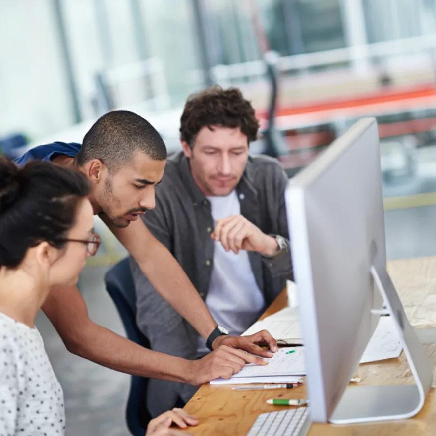 Equipo de trabajo frente a monitores en una oficina técnica