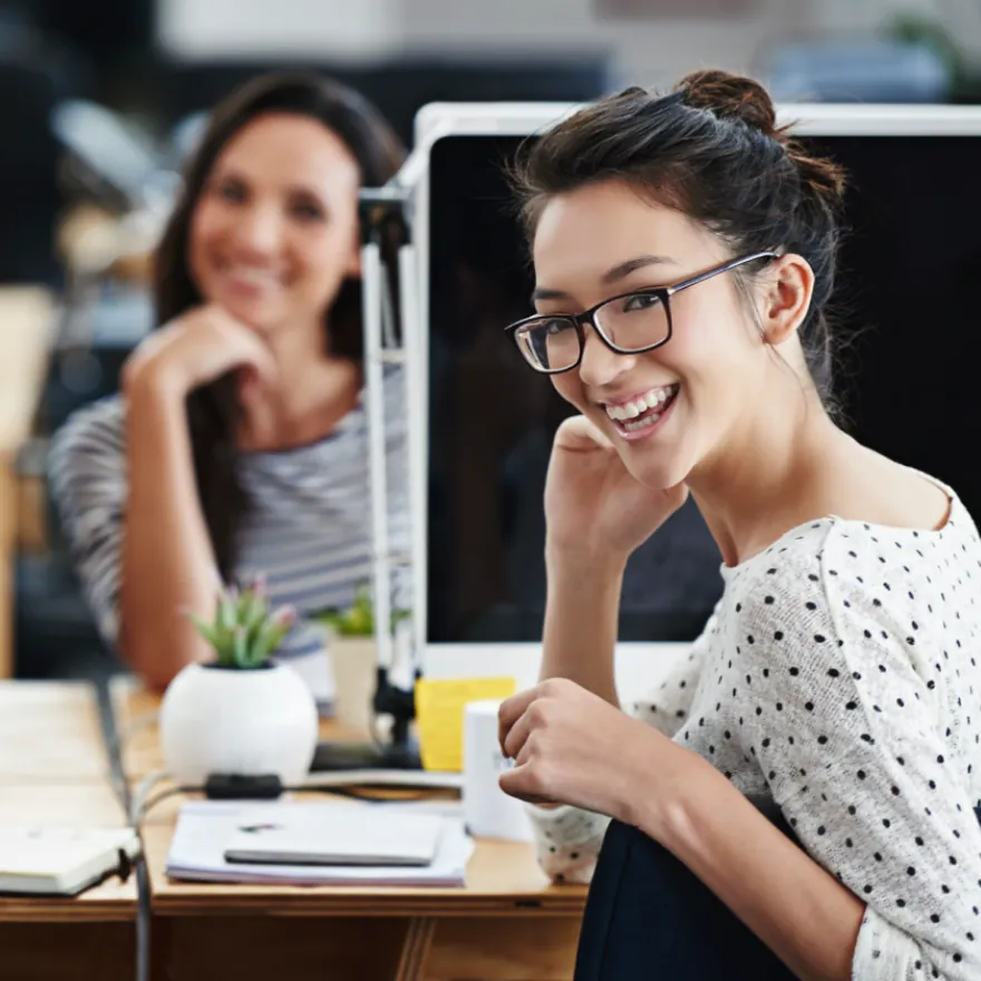 Dos colaboradoras trabajando con equipo de cómputo